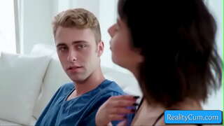 Ndeleng iki ayu taruna brunette ngisep ageng jago lan njupuk dheweke cunt driji jero