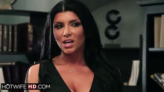 Busty milf iş arkadaşı tarafından becerilmek için sabırsızlanıyorum.Kocası, büyük memeli karısının çerçevelendiğini gizlice izlemek için saklanıyor.O facefucked ve sürmek horoz