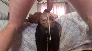 Desi hoer ondersteboven facefuck