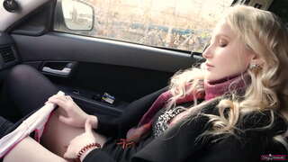 Studerande tjej skriker högt när hon cums efter onanerar hennes fitta.