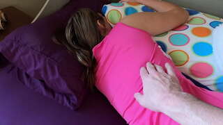 Бацька будзіць падчарыцу па раніцах сваім велізарным членам