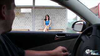 Pretīga dude pacelt vientuļš babe autoosta, parādot viņai, cik foršs ir valsts fuck dabā