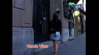 Хар үстэй гоо сайхны Сара Цэнхэр байгалийн дагуурын аялдаг тахиа бүх албан тушаал