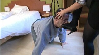 Szeretője, hogy a férfi szolgák megnyalni a magas sarkú cipő