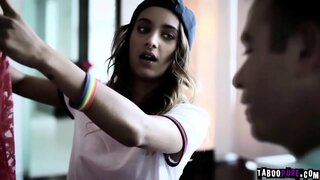 Čada iešana familys māja atrodas rokas Dzirdes viņam enter